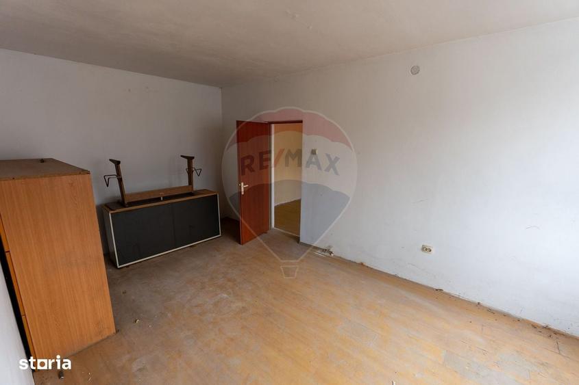 Spațiu comercial, de 3,700 mp, în Petros