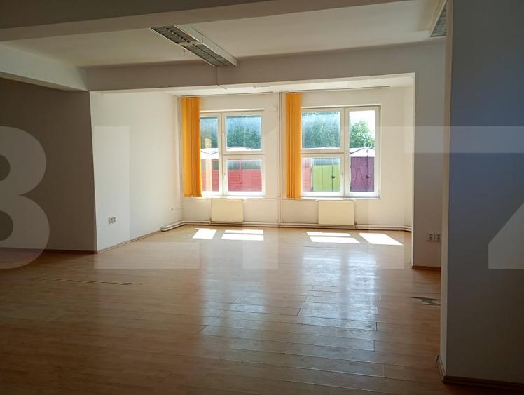 Birou, de 375 mp, în Central