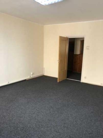Apartament cu 3 camere semidecomandat, mobilat în P-ța Unirii