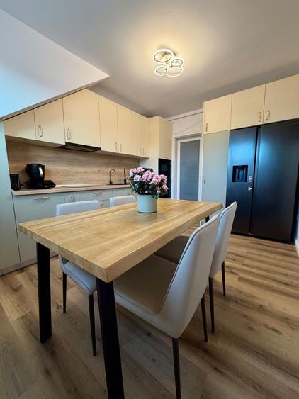Apartament cu 4 camere decomandat în Central