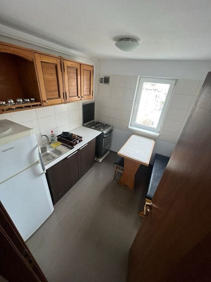 Apartament cu 3 camere decomandat în Roșu