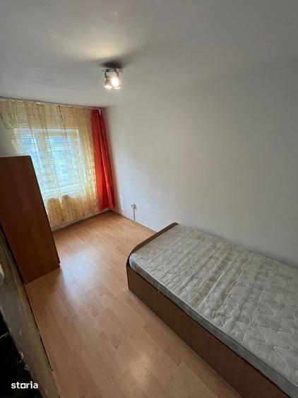 Apartament cu 3 camere semidecomandat, mobilat în Dacia