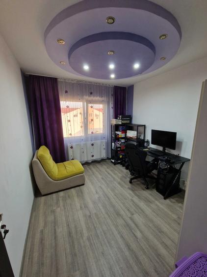 Apartament cu 3 camere decomandat în Exterior Vest
