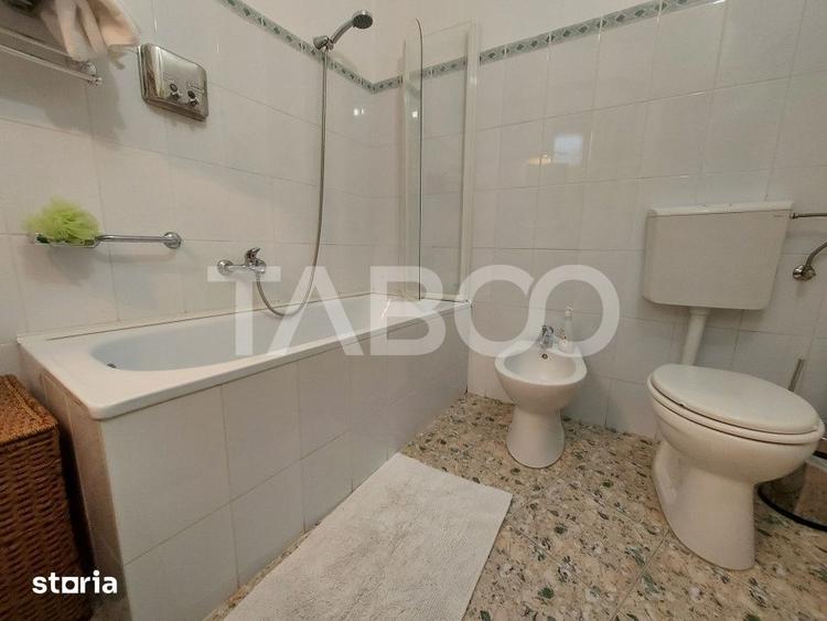 Apartament cu 3 camere semidecomandat, mobilat în Central — fotografia 2