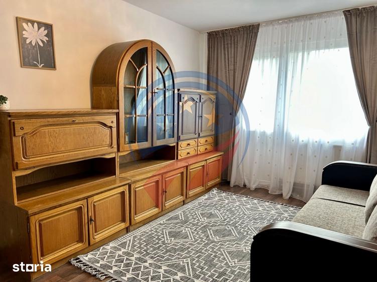 Apartament cu 3 camere semidecomandat în Sărari