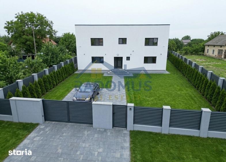 Casă cu 8 camere cu Teren 600 Mp în Central