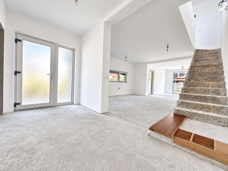 Duplex cu 4 camere cu Canalizare în Dumbrăvița
