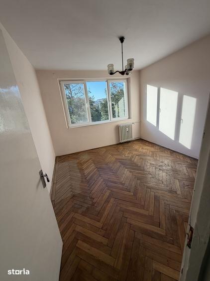 Apartament cu 3 camere semidecomandat în Calea București