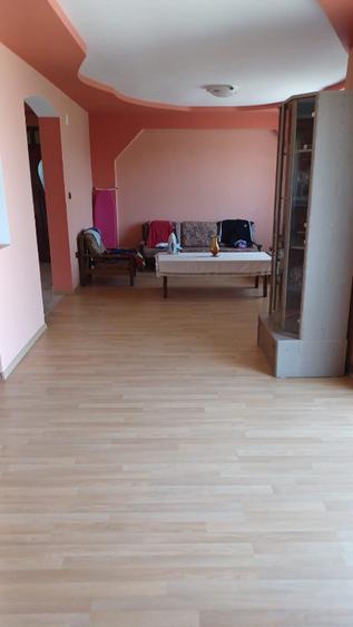 Casă cu 5 camere cu Teren 1600 Mp în Nădab