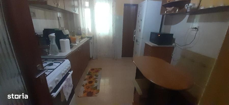 Apartament cu 4 camere decomandat în Central