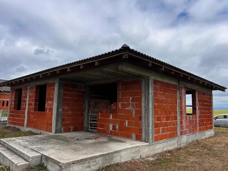 Casă cu Teren 570 Mp în Zimandcuz