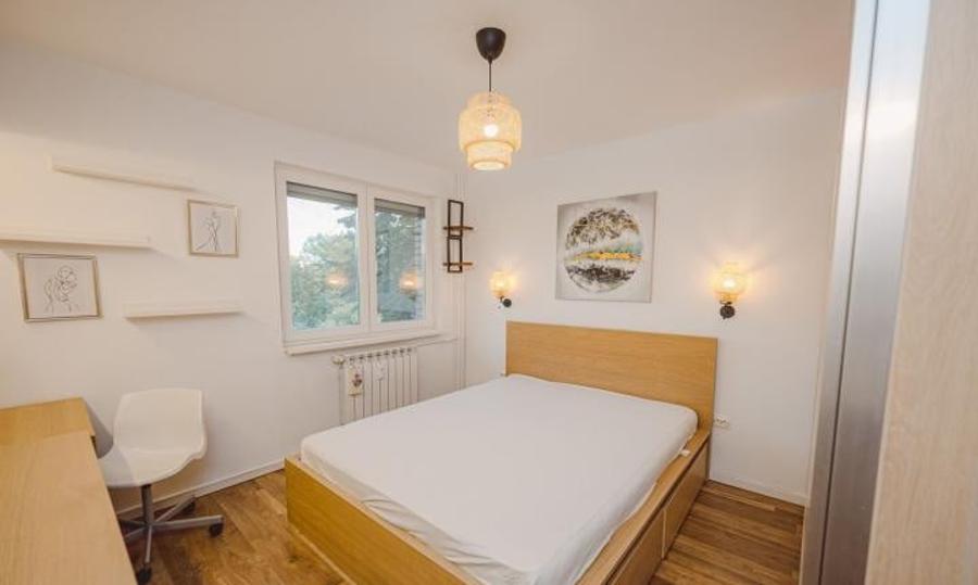 Apartament cu 3 camere semidecomandat, mobilat în Costin Georgian