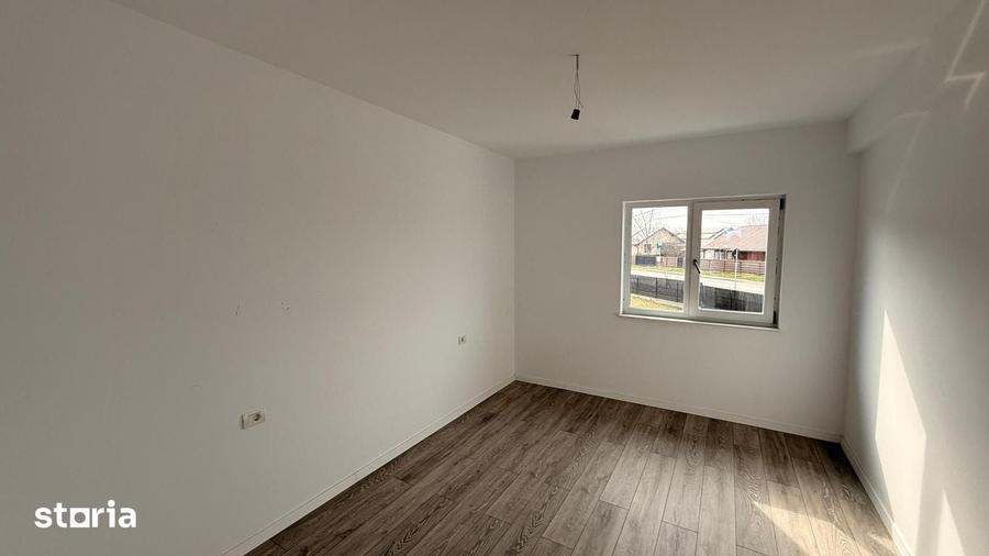 Casă cu 4 camere semidecomandat cu Teren 400 Mp în Miroslava