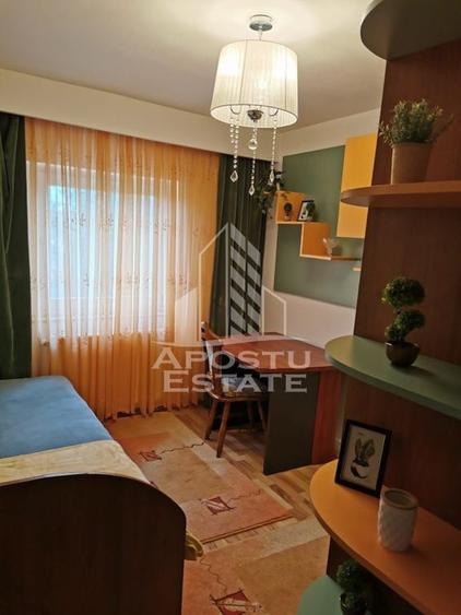 Apartament cu 4 camere decomandat în Girocului