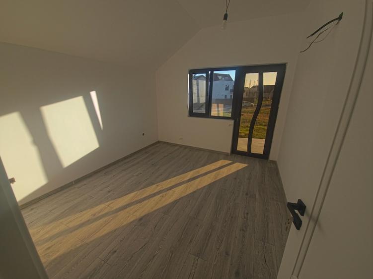 Casă cu 5 camere cu Teren 210 Mp în Valu lui Traian