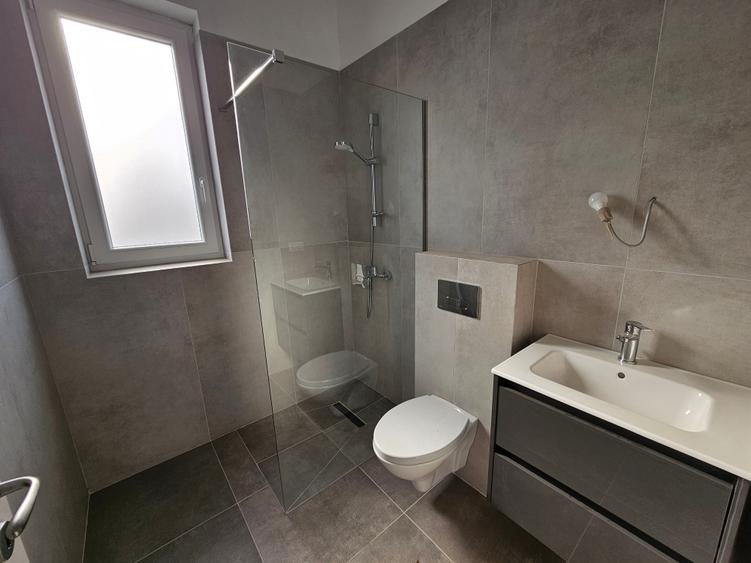 Casă individuală cu 4 camere cu Canalizare în Tunari