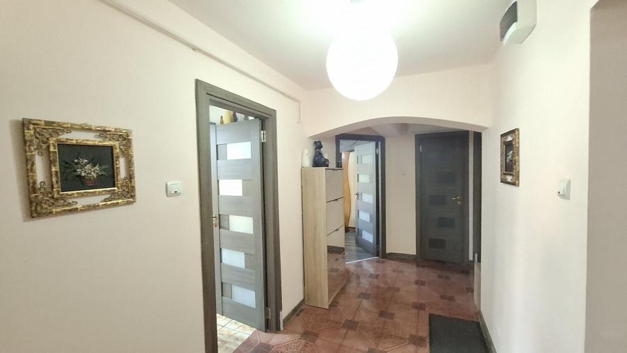 Apartament cu 3 camere decomandat în Sud