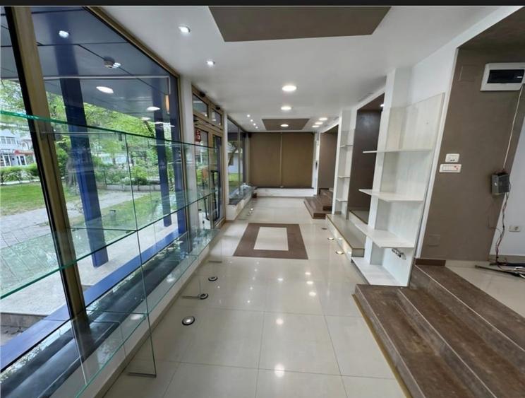 Spațiu comercial, de 90 mp, în Central