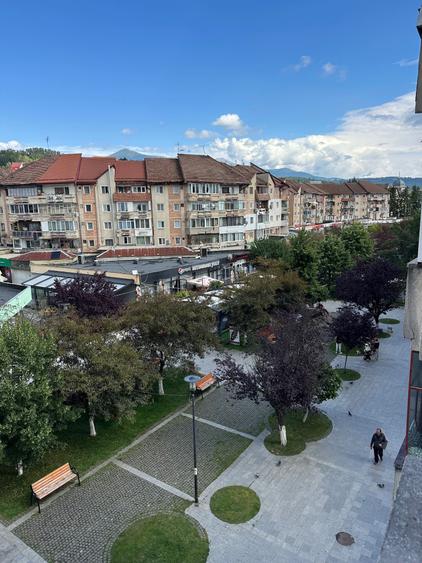 Apartament cu 4 camere decomandat în Petros