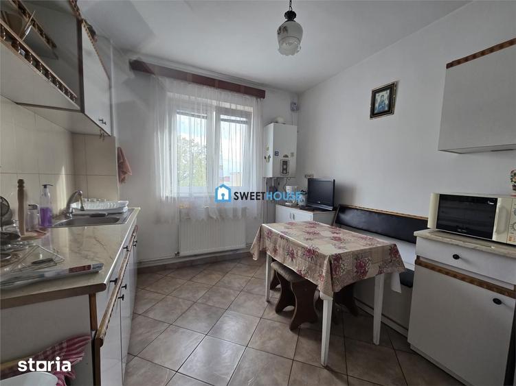 Apartament cu 3 camere semidecomandat în Central