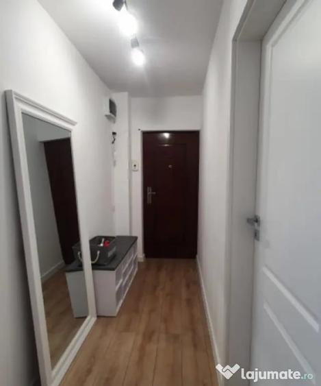 Apartament cu 3 camere decomandat în Între Lacuri