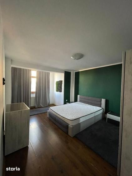 Apartament cu 3 camere semidecomandat în Craiovița Nouă