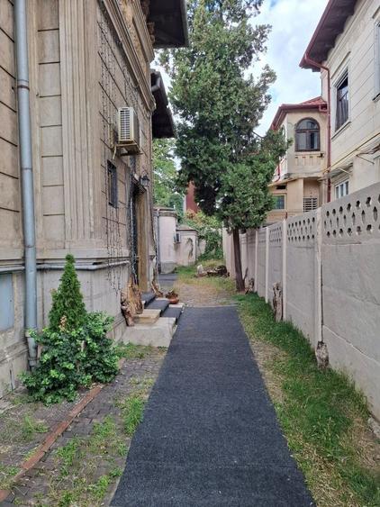 Casă individuală cu 7 camere cu Canalizare în Dorobanți