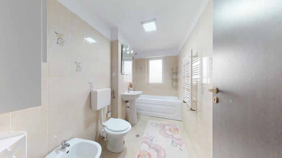 Apartament cu 3 camere decomandat în Sânpetru