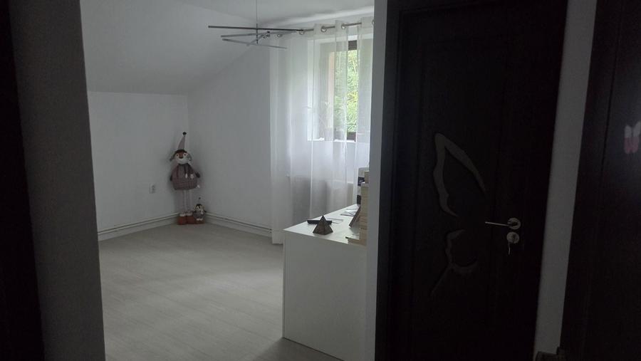 Casă cu 4 camere în Cârlig