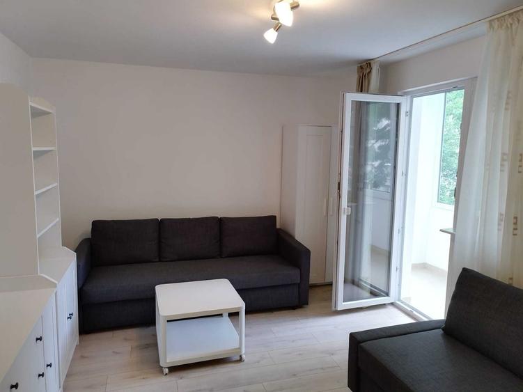 Apartament cu 3 camere decomandat în Exterior Vest