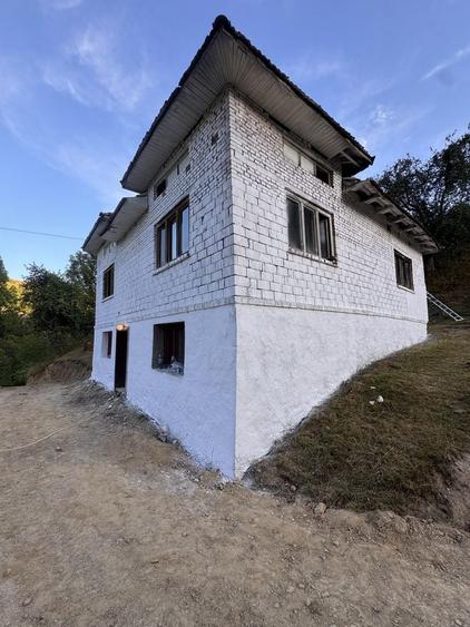 Casă cu 4 camere în Munteni