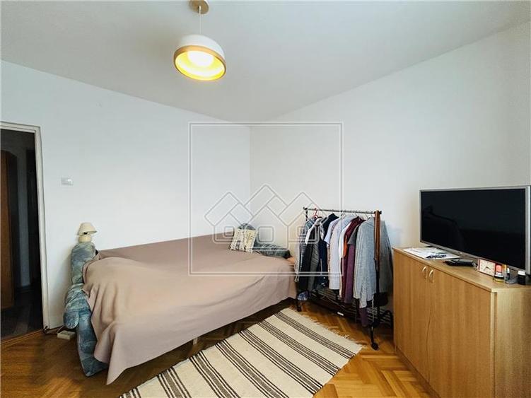 Apartament cu 3 camere decomandat în Terezian