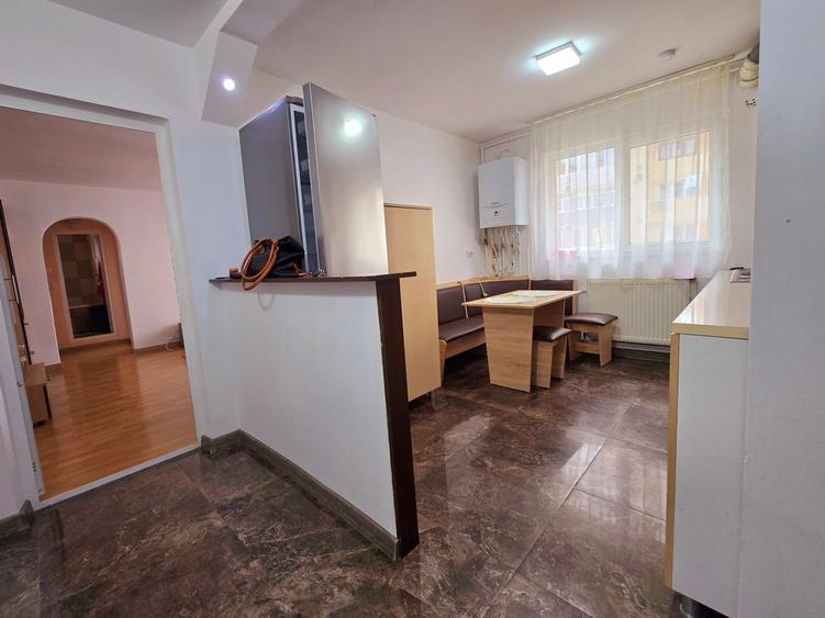 Apartament cu 3 camere semidecomandat, mobilat în Micro 4