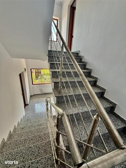 Casă cu 8 camere cu Teren 50 Mp în Vitan