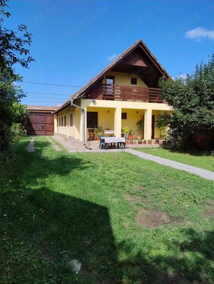 Casă cu 5 camere cu Teren 1100 Mp în Petrești