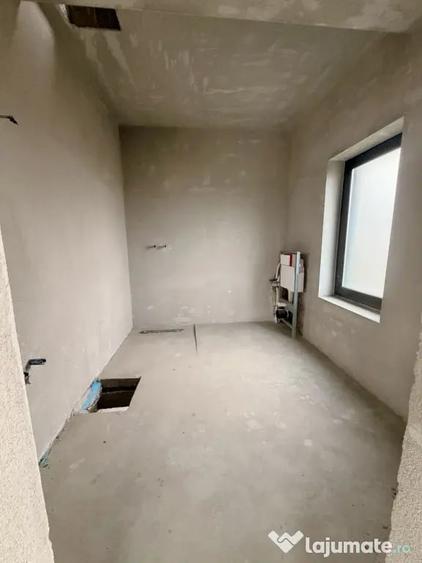 Casă cu 4 camere cu Teren 300 Mp în Dumbrăvița