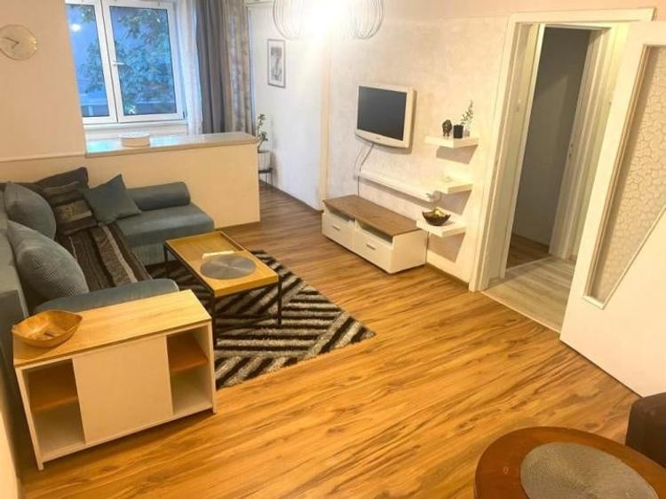 Apartament cu 2 camere semidecomandat, mobilat în 1 Mai