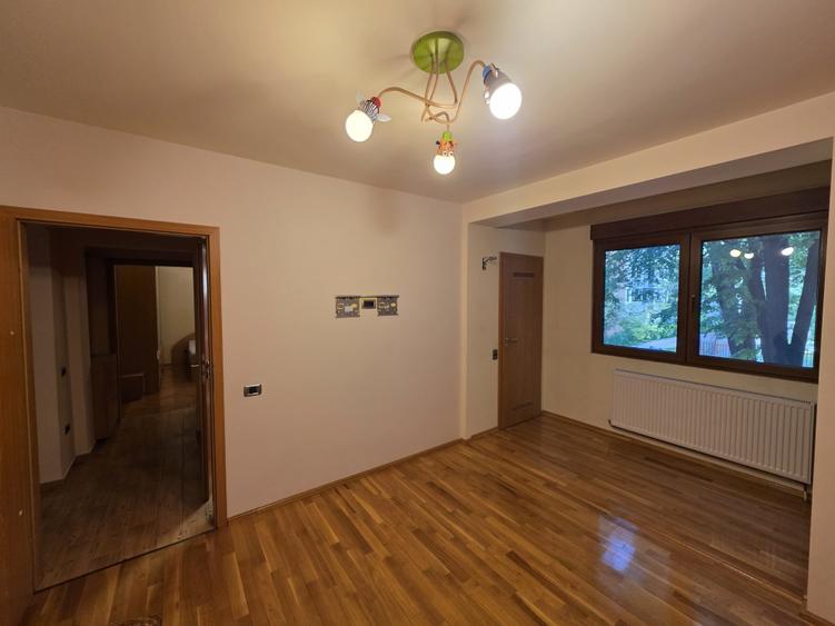 Apartament cu 4 camere decomandat în Medicină
