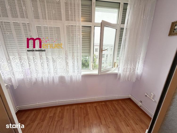 Apartament cu 3 camere semidecomandat în Central