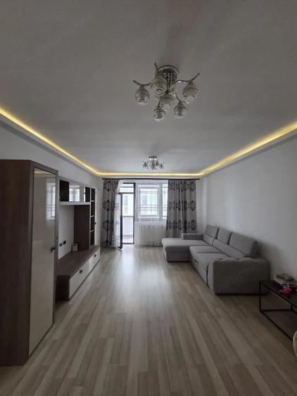 Apartament cu 3 camere decomandat în Tractorul