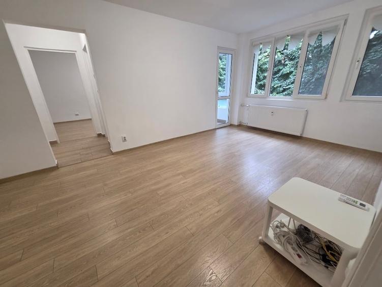 Apartament cu 3 camere semidecomandat, mobilat în Obor