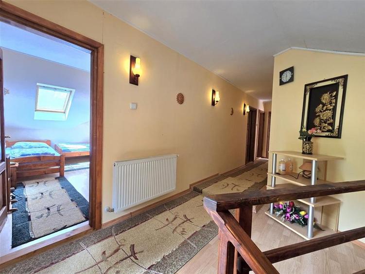 Casă individuală cu 6 camere cu Teren 1761 Mp în Izlaz