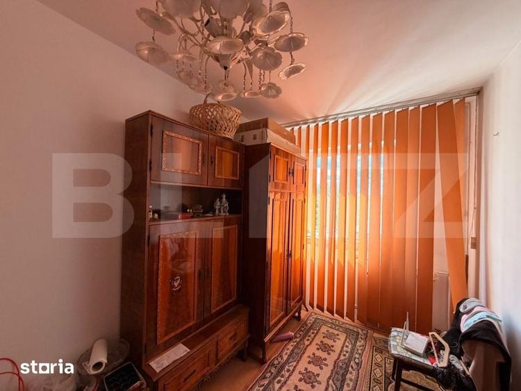 Apartament cu 3 camere semidecomandat în Craiovița Nouă
