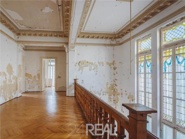 Casă cu 16 camere în Romană
