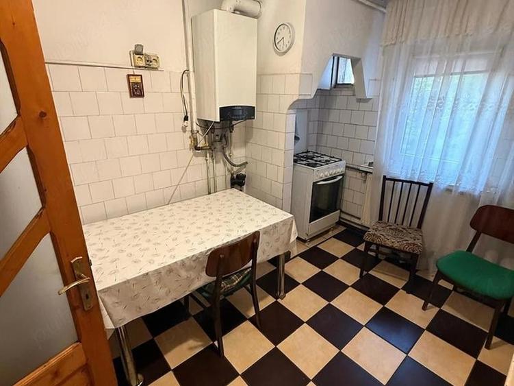 Apartament cu 4 camere decomandat în Craiovița Nouă