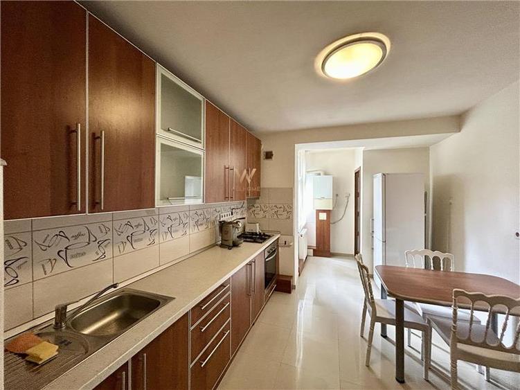 Apartament cu 3 camere decomandat în Central