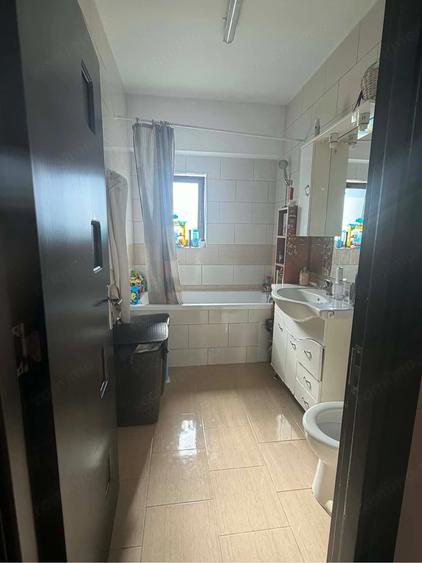 Apartament cu 3 camere decomandat în Florești