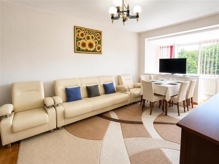 Apartament cu 3 camere decomandat în Libertății