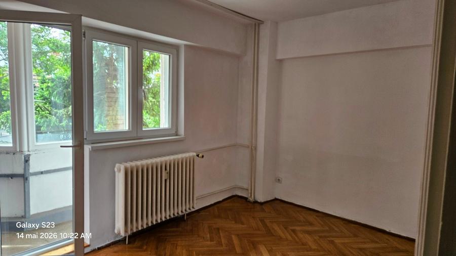 Apartament cu 3 camere semidecomandat în Moșilor