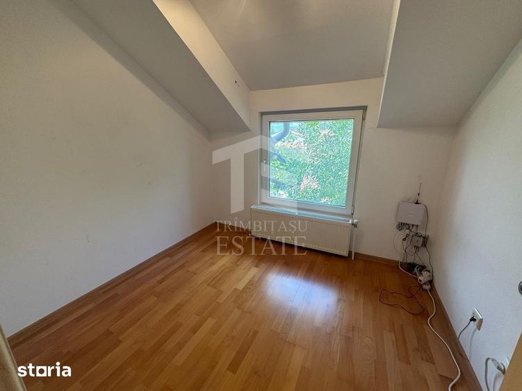 Casă cu 8 camere cu Teren 387 Mp în Central